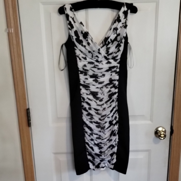 White House Black Market Size 2 Elegant Black and White Women's Dress - Picture 4 of 5